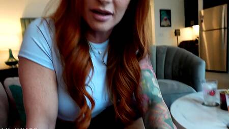 Рыжая мачеха уговорила падчерицу на секс втроем