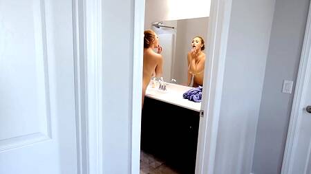 Любишь подсматривать за мачехой? Тогда полюбишь и её в попку ебать