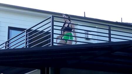 Милашка узнала, что сосед за ней подсматривает и дрочит