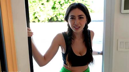 Милашка узнала, что сосед за ней подсматривает и дрочит