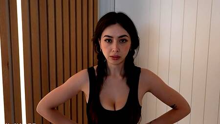 Милашка узнала, что сосед за ней подсматривает и дрочит