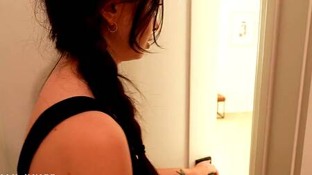 Милашка узнала, что сосед за ней подсматривает и дрочит