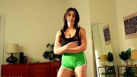 Милашка узнала, что сосед за ней подсматривает и дрочит