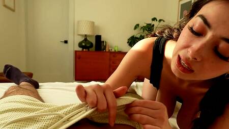 Милашка узнала, что сосед за ней подсматривает и дрочит