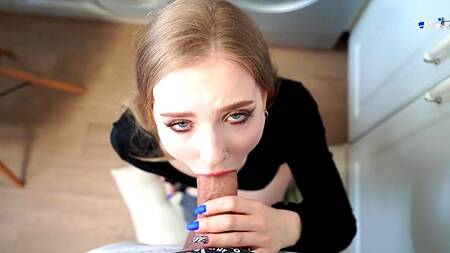 Ролевая игра с застреванием девушки в стиральной машине