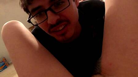 Девственник учится лизать киску и у него неплохо получается