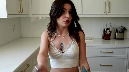 Анальная пробка случайно выпадает с попки сводной сестры