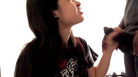 Милая студентка берет в рот большой черный член