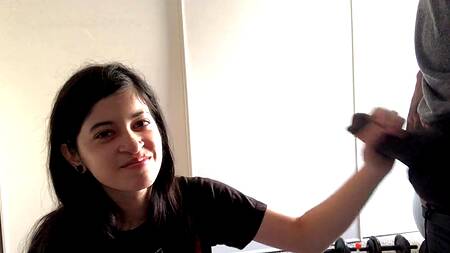 Милая студентка берет в рот большой черный член