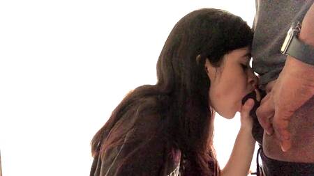 Милая студентка берет в рот большой черный член