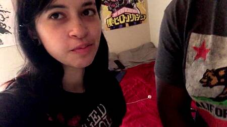 Милая студентка берет в рот большой черный член