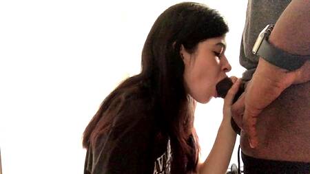 Милая студентка берет в рот большой черный член