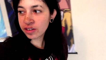 Милая студентка берет в рот большой черный член