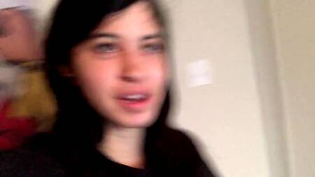 Милая студентка берет в рот большой черный член