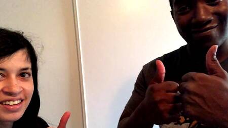 Милая студентка берет в рот большой черный член