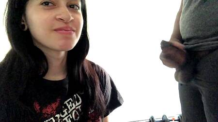 Милая студентка берет в рот большой черный член