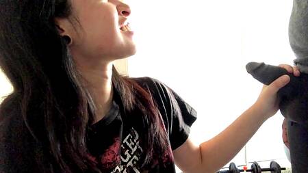 Милая студентка берет в рот большой черный член