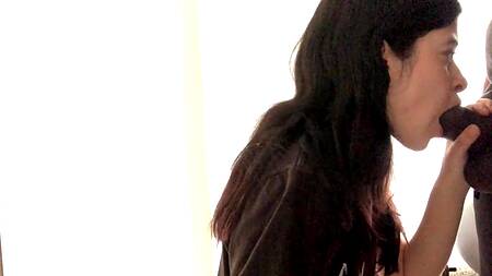 Милая студентка берет в рот большой черный член