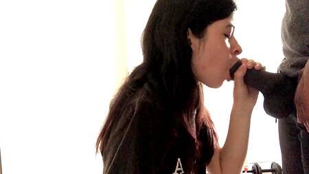 Милая студентка берет в рот большой черный член