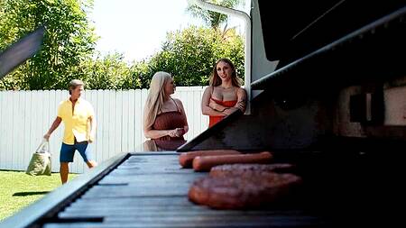 Мужик жарит мясо и грудастую подругу жены