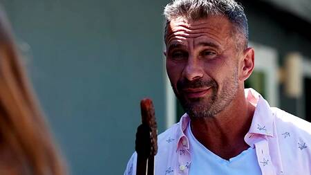 Мужик жарит мясо и грудастую подругу жены