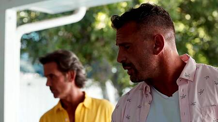 Мужик жарит мясо и грудастую подругу жены