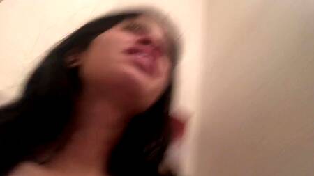 Миниатюрная студентка дрочит дома и снимает хоум видео