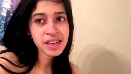 Миниатюрная студентка дрочит дома и снимает хоум видео