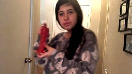 Миниатюрная студентка дрочит дома и снимает хоум видео