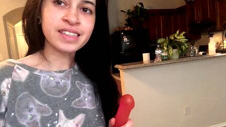 Миниатюрная студентка дрочит дома и снимает хоум видео