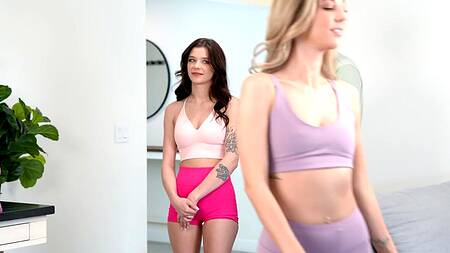 Занялся спортом с двумя подругами и страстно их трахнул на полу