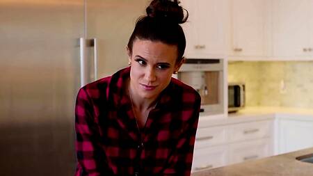 Загорелая мачеха на кухне занимается с пасынком сексом