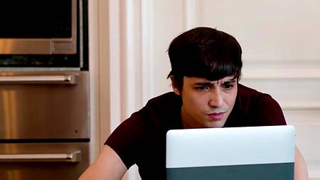 Загорелая мачеха на кухне занимается с пасынком сексом