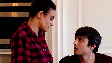 Загорелая мачеха на кухне занимается с пасынком сексом