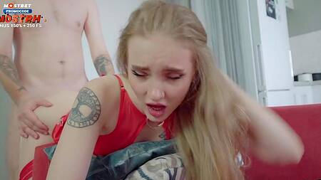 Подрочил на трусики молодой мачехи, а потом ещё и трахнул её