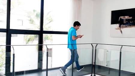 Татуированная милфа с большими сиськами отдается молодому парню