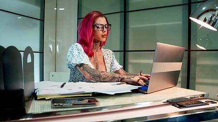 Босс оказался БДСМщиком, который поимел татуированную милфу