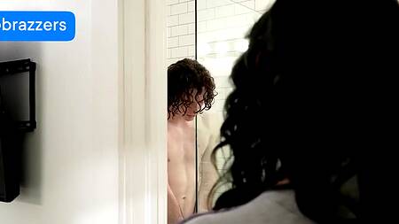 Фантазии воплощаются в реальность - сочная мачеха отдается в душе