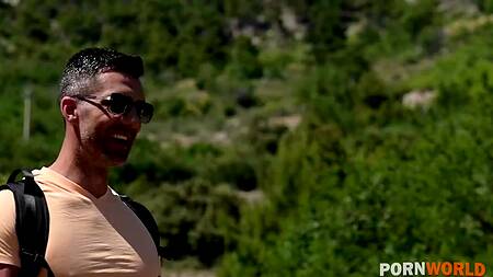 Туристы застают красоток за лесбийским сексом и достают члены