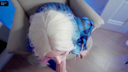 Милашка Инид расставляет ножки перед толстым членом