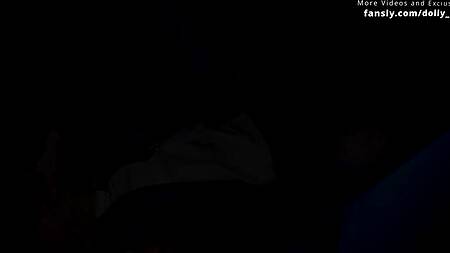 Милашка Инид расставляет ножки перед толстым членом