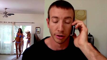 Три зрелые красотки у бассейна соблазняют парня на групповой секс