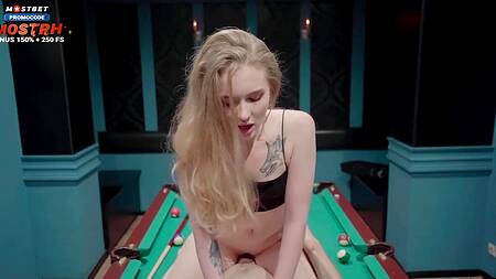 Стройная блондинка встает раком, а у парня бешеный стояк