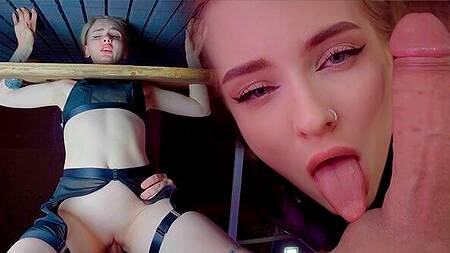 Засовывает кляп в рот худышки и использует наручники