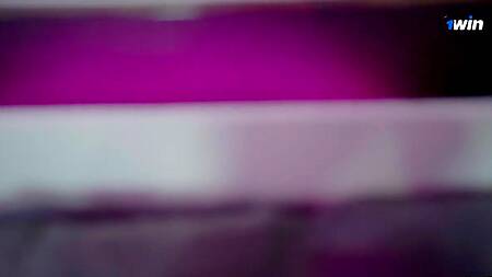 Засовывает кляп в рот худышки и использует наручники