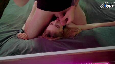 Засовывает кляп в рот худышки и использует наручники