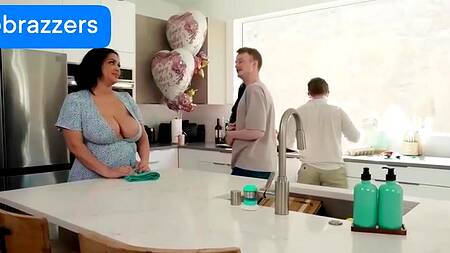 Сочная милфа с большими сиськами ебется с пасынком пока никто не видит