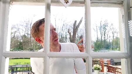 Мойщики окон застают милфу за дрочкой и предлагают свои члены