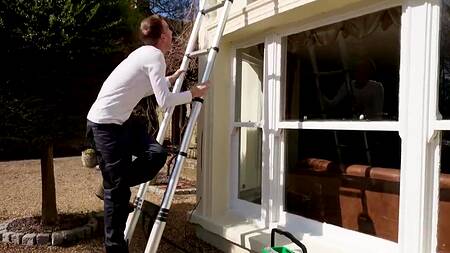 Мойщики окон застают милфу за дрочкой и предлагают свои члены
