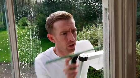 Мойщики окон застают милфу за дрочкой и предлагают свои члены